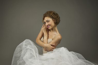 Güzel genç etkileyici balerin bir whi ile katta oturup