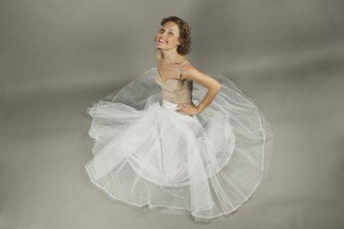 Yüksek açı güzel genç balerin oturup bir fazlası ile zemin