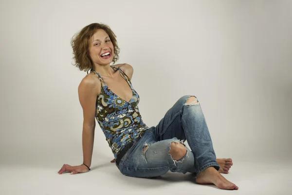 Retrato de mujer hermosa casual sonriente en jeans — Foto de Stock
