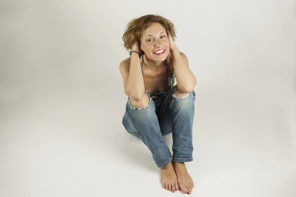 Retrato de mujer hermosa casual sonriente en jeans — Foto de Stock