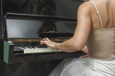 Performans ve bir evde piyano arka görünümü balerin