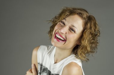 Büyük bir gülümseme ile güzel bir kadın portresi kapatın