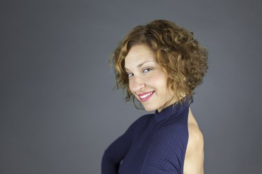 Büyük bir gülümseme ile güzel bir kadın portresi kapatın