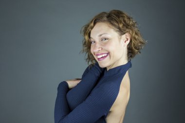 Büyük bir gülümseme ile güzel bir kadın portresi kapatın