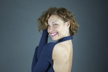 Büyük bir gülümseme ile güzel bir kadın portresi kapatın