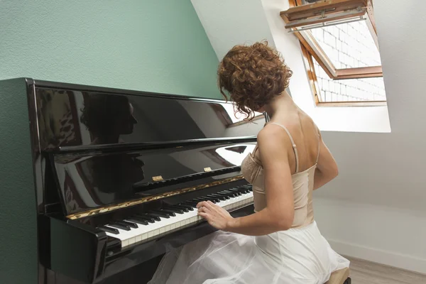 Performans ve bir evde piyano arka görünümü balerin - Stok İmaj
