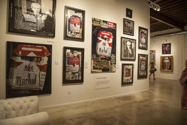 Wynwood Sanatlar İlçe gece tarafından Warhol Sanat Galerisi. Miami