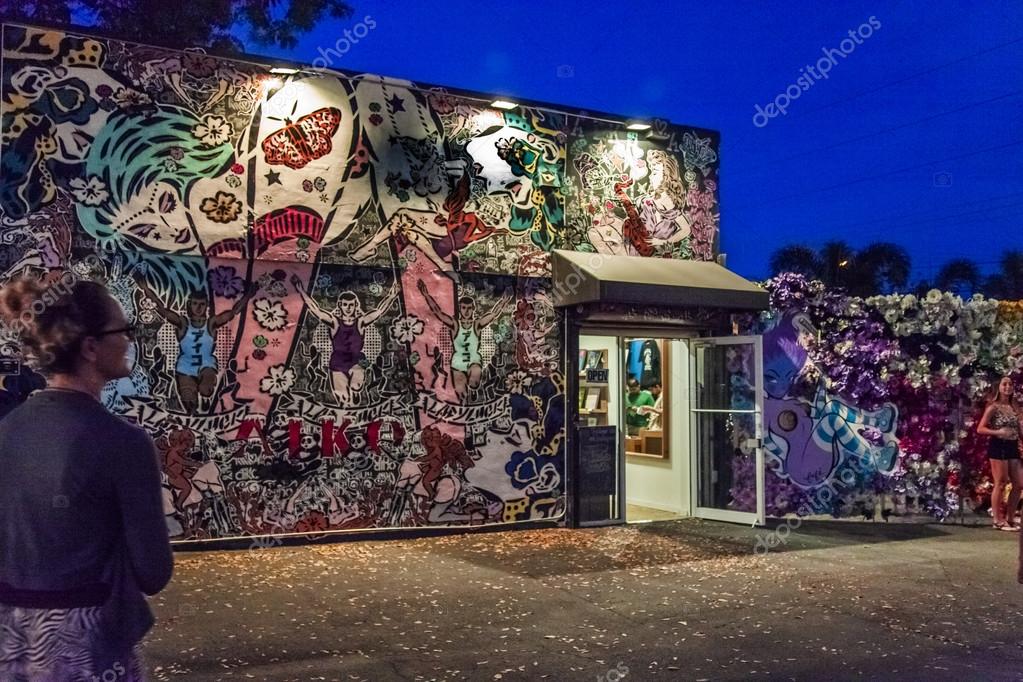 Murales de arte en el distrito de arte Wynwood de noche. Miami — Foto