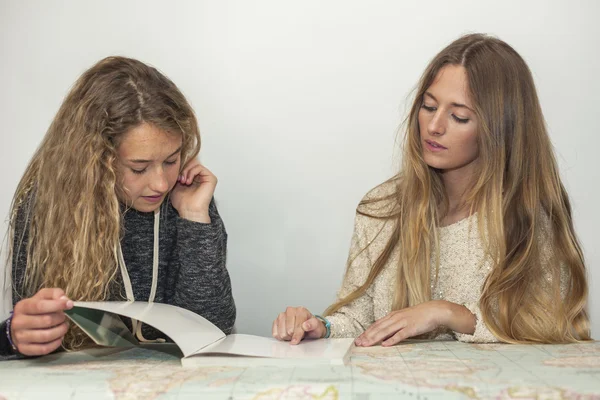 Eğitim ve bir tablo harita üzerinde ödev kız — Stok fotoğraf