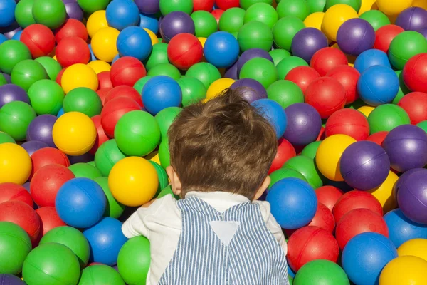 Bakifrån. Baby pojke ha roligt spelar i ett bollhav — Stockfoto