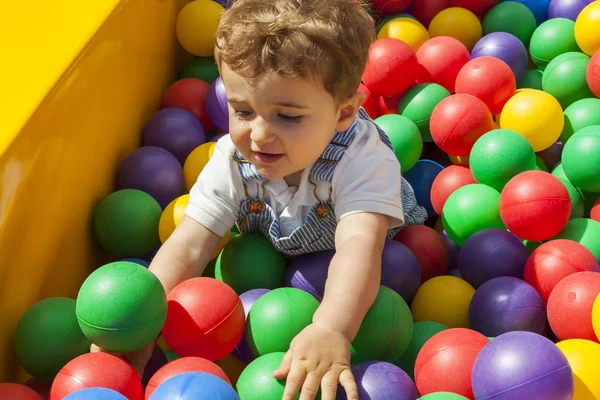Eğleniyor erkek bebek renkli plastik top havuzunda oynayan