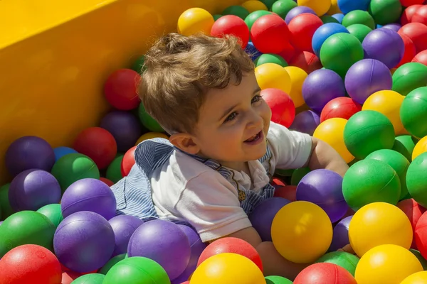 Pojke har roligt att spela i en färgglad plast boll pool — Stockfoto