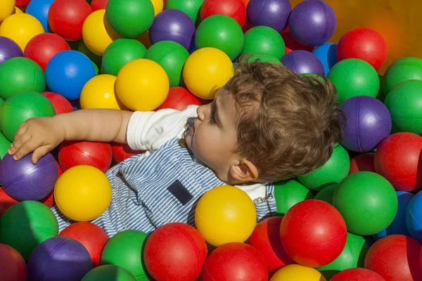 Pojke har roligt att spela i en färgglad plast boll pool — Stockfoto