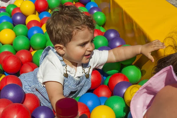 Pojke har roligt att spela i en färgglad plast boll pool — Stockfoto