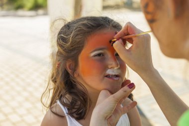 Kızın yüzü boyalı boyama sanatçı tarafından.