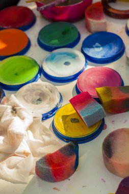 Renkli kozmetik ve yüz boyama süngerleri