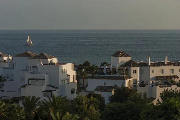 Plaj ve arka planda bir yelkenli tekne daire. 