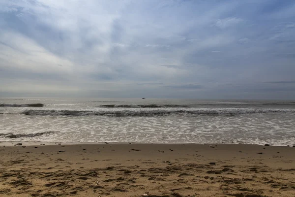 Ufuk çizgisi gökyüzü ve deniz gün batımında arasında.