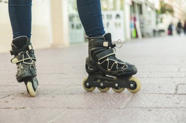 Roller buz pateni ayakkabılarımı kapatın.