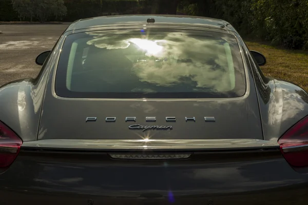 Arkadan görünüş shot Porsche Cayman kadar kapatın. Kentsel sahne.
