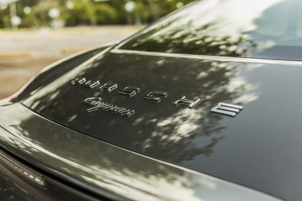 Vue arrière gros plan Porsche Cayman. Scène urbaine . — Photo