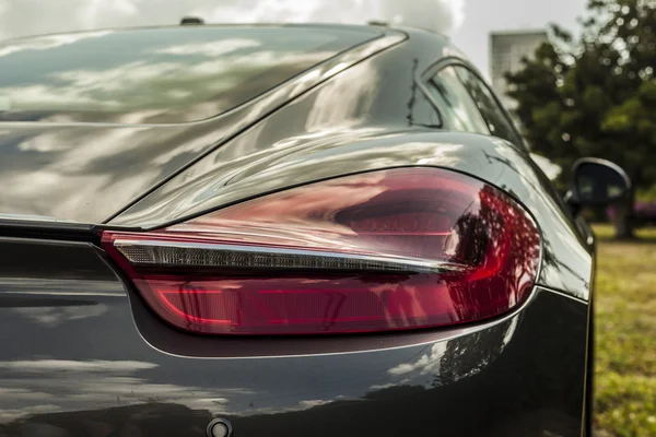 Bir Porsche Cayman shot Far aşırı yakından. Kentsel sahne