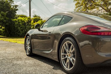 Tam bir kadeh yana doğru bir Porsche Cayman. Kentsel sahne.