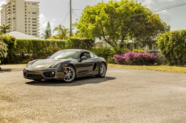 Tam atış Porsche Cayman. Kentsel sahne.