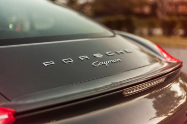 Arkadan görünüş Porsche Cayman vurdu. Gece çekimi.