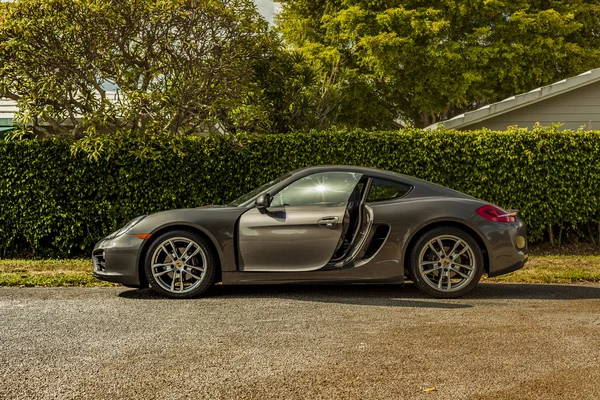 Longue vue de côté d'une Porsche Cayman. Scène urbaine . — Photo