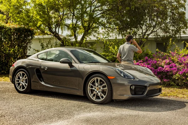 İhtimal telefon, bir Porsche Cayman yalın adlı genç bir adam.