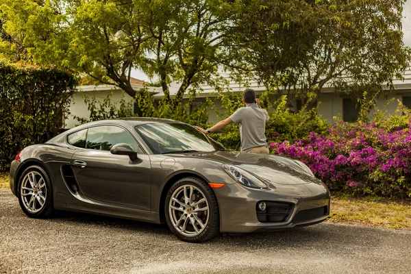 İhtimal telefon, bir Porsche Cayman yalın adlı genç bir adam.