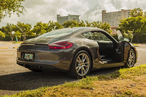 Vue latérale complète de l'intérieur d'une Porsche Cayman — Photo