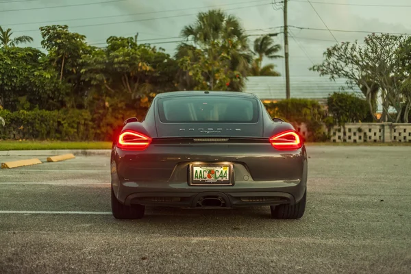 Vue arrière complète d'une Porsche Cayman avec feux arrière allumés. Nig ! — Photo