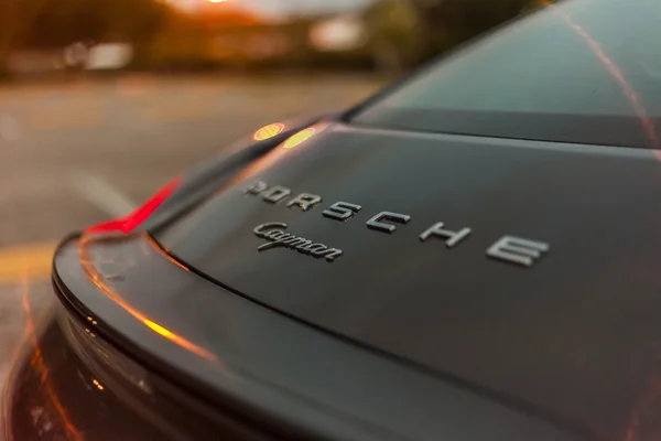 Vue arrière prise Porsche Cayman. Scène nocturne . — Photo