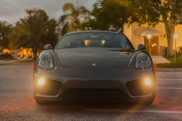 Vista frontal completa com faróis de um Porsche Cayman. Níger — Fotografia de Stock