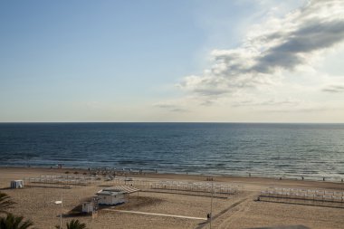 Gökyüzü ve deniz arasında ufuk çizgisi. Gandia plaj yaz