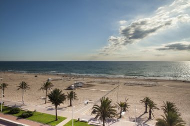 Gökyüzü ve deniz arasında ufuk çizgisi. Gandia plaj yaz