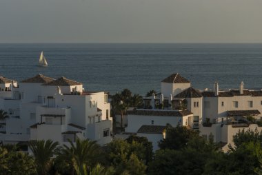 Plaj ve arka planda bir yelkenli tekne daire. 