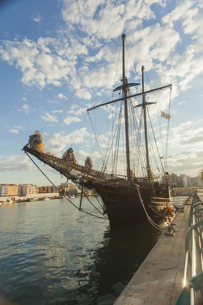 Barco pirata en el paseo marítimo de Gandia. Valencia, España — Foto de Stock