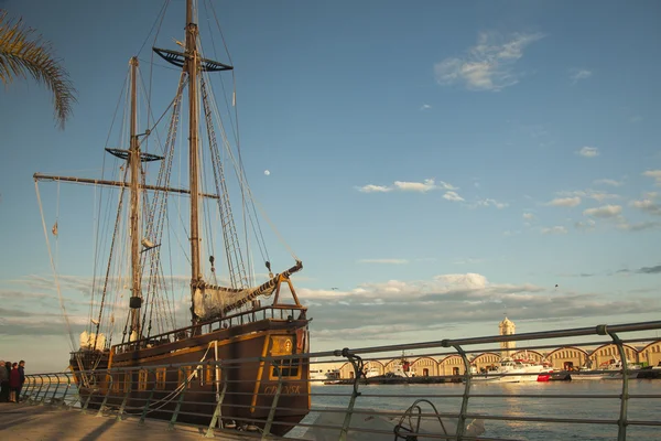 Barco pirata en el paseo marítimo de Gandia. Valencia, España — Foto de Stock