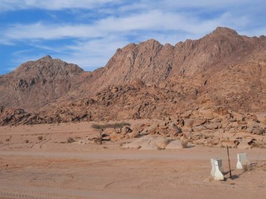 Suudi Arabistan 'ın Tabuk kentindeki ünlü Split Rock oluşum bölgesinin çarpıcı bir görüntüsü. Bu doğal kumtaşı yapısı eşsiz dikey bölünmesi ve manzaralı çöl çevresiyle bilinir..