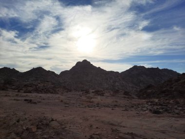 Suudi Arabistan 'ın Tabuk kentindeki ünlü Split Rock oluşum bölgesinin çarpıcı bir görüntüsü. Bu doğal kumtaşı yapısı eşsiz dikey bölünmesi ve manzaralı çöl çevresiyle bilinir..