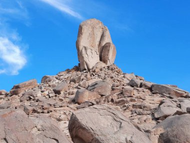 Suudi Arabistan 'ın Tabuk kentindeki ünlü Split Rock oluşum bölgesinin çarpıcı bir görüntüsü. Bu doğal kumtaşı yapısı eşsiz dikey bölünmesi ve manzaralı çöl çevresiyle bilinir..