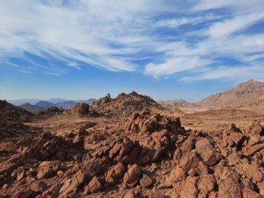 Suudi Arabistan 'ın Tabuk kentindeki ünlü Split Rock oluşum bölgesinin çarpıcı bir görüntüsü. Bu doğal kumtaşı yapısı eşsiz dikey bölünmesi ve manzaralı çöl çevresiyle bilinir..