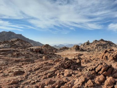 Suudi Arabistan 'ın Tabuk kentindeki ünlü Split Rock oluşum bölgesinin çarpıcı bir görüntüsü. Bu doğal kumtaşı yapısı eşsiz dikey bölünmesi ve manzaralı çöl çevresiyle bilinir..