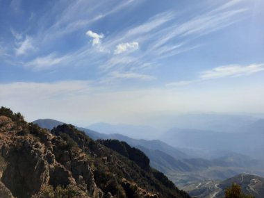  Abha 'daki Al Soudah Resort' un nefes kesici güzelliğini tepeden tırnağa bu çarpıcı manzarayla tecrübe edin. Muhteşem Asir dağlarında yer alan Al Soudah, serin iklimi, yemyeşil ve bulutlarla kaplı zirveleriyle ünlüdür..