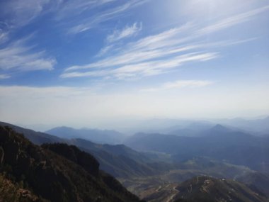  Abha 'daki Al Soudah Resort' un nefes kesici güzelliğini tepeden tırnağa bu çarpıcı manzarayla tecrübe edin. Muhteşem Asir dağlarında yer alan Al Soudah, serin iklimi, yemyeşil ve bulutlarla kaplı zirveleriyle ünlüdür..