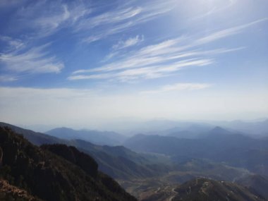  Abha 'daki Al Soudah Resort' un nefes kesici güzelliğini tepeden tırnağa bu çarpıcı manzarayla tecrübe edin. Muhteşem Asir dağlarında yer alan Al Soudah, serin iklimi, yemyeşil ve bulutlarla kaplı zirveleriyle ünlüdür..