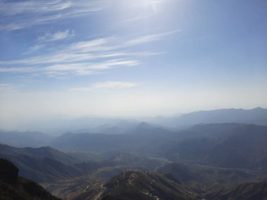  Abha 'daki Al Soudah Resort' un nefes kesici güzelliğini tepeden tırnağa bu çarpıcı manzarayla tecrübe edin. Muhteşem Asir dağlarında yer alan Al Soudah, serin iklimi, yemyeşil ve bulutlarla kaplı zirveleriyle ünlüdür..